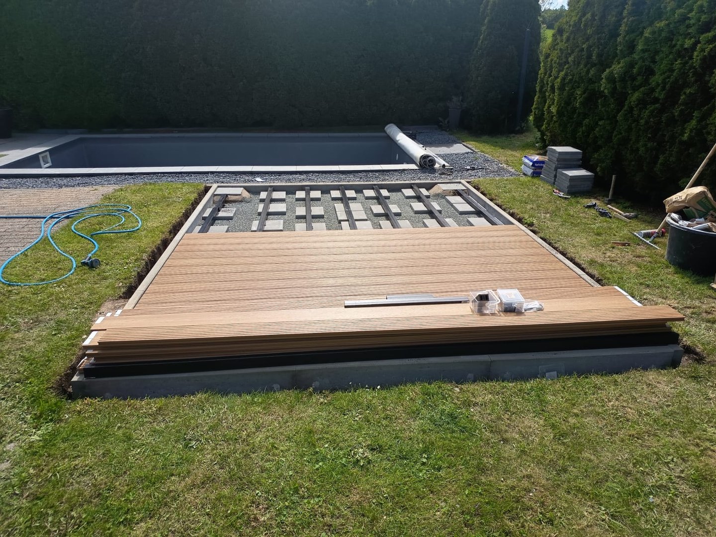 Bauseite für eine Gartenterrasse neben einem Pool im Garten